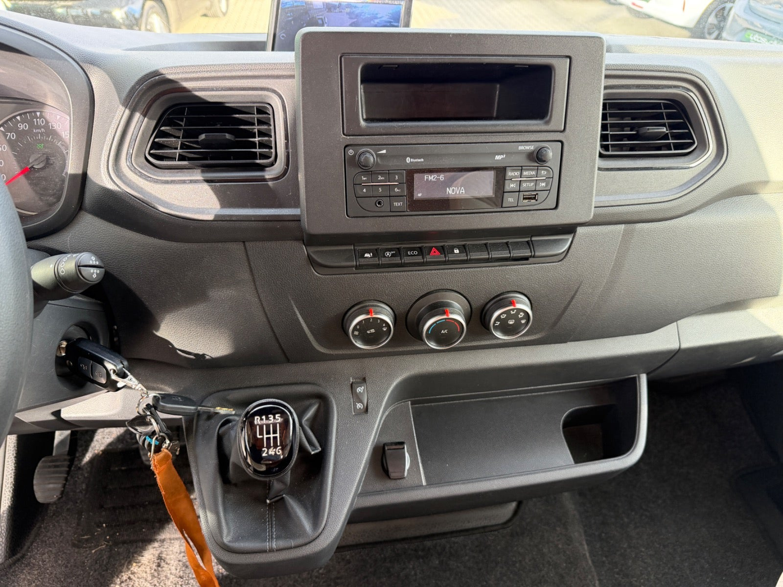 Hvid Ahorn T 690 fra 2020 set indefra