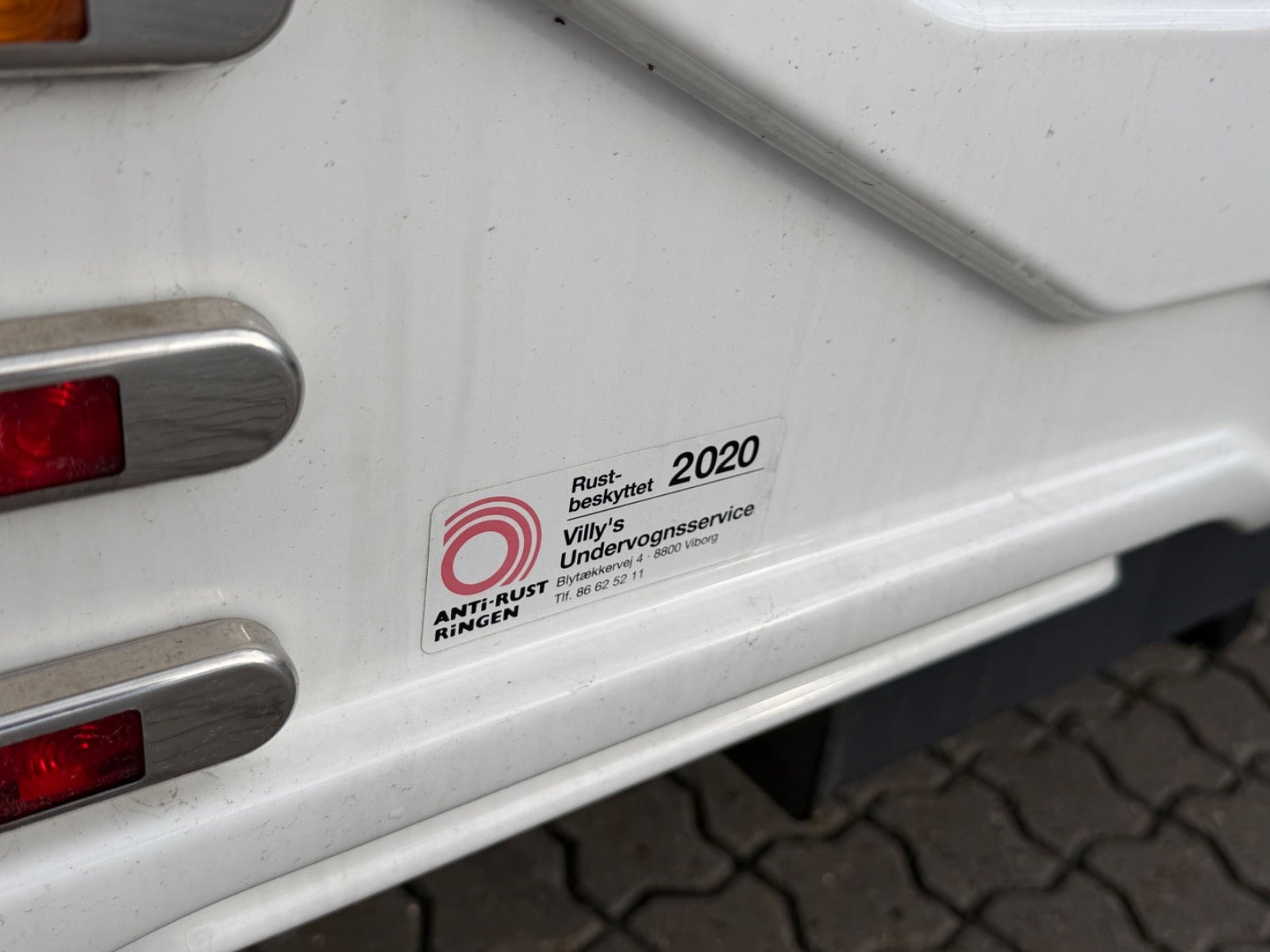 Hvid Ahorn T 690 fra 2020 set udefra
