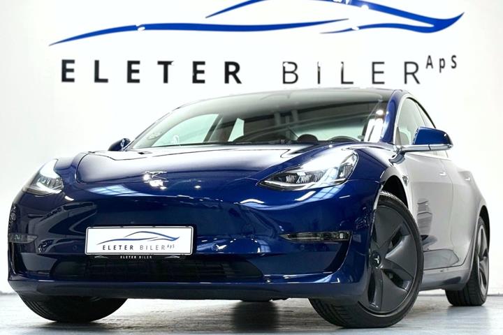 Blå Tesla Model 3 fra 2020