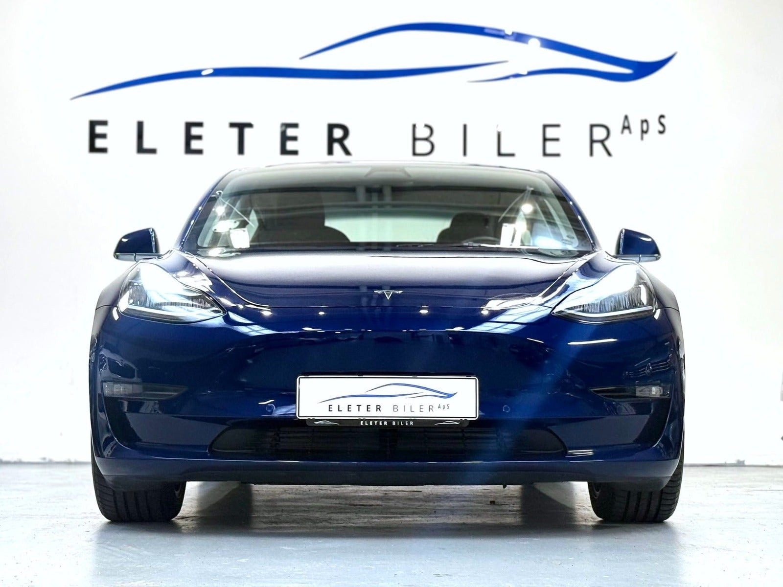 Blå Tesla Model 3 fra 2020