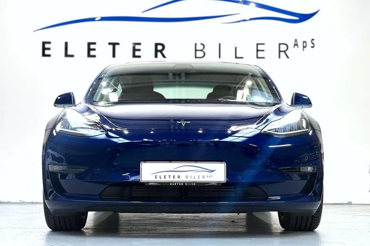 Blå Tesla Model 3 fra 2020