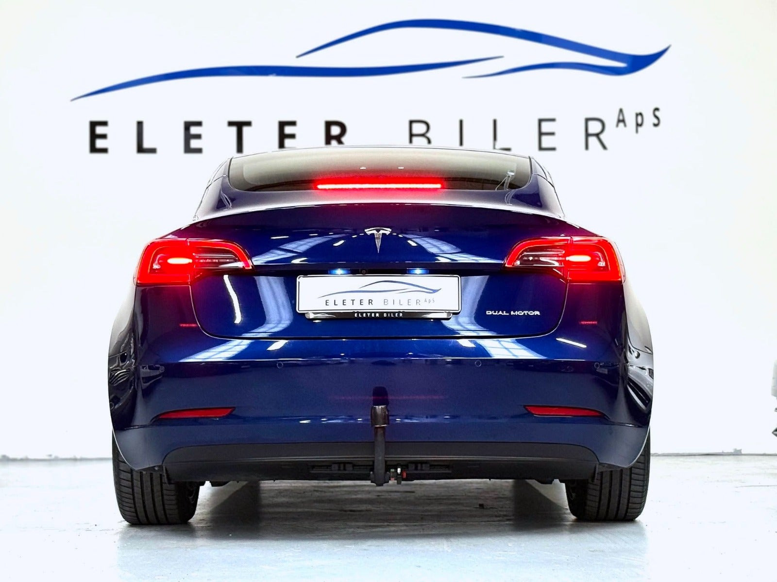 Blå Tesla Model 3 fra 2020