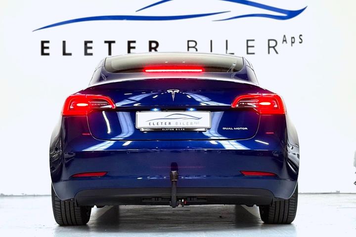 Blå Tesla Model 3 fra 2020