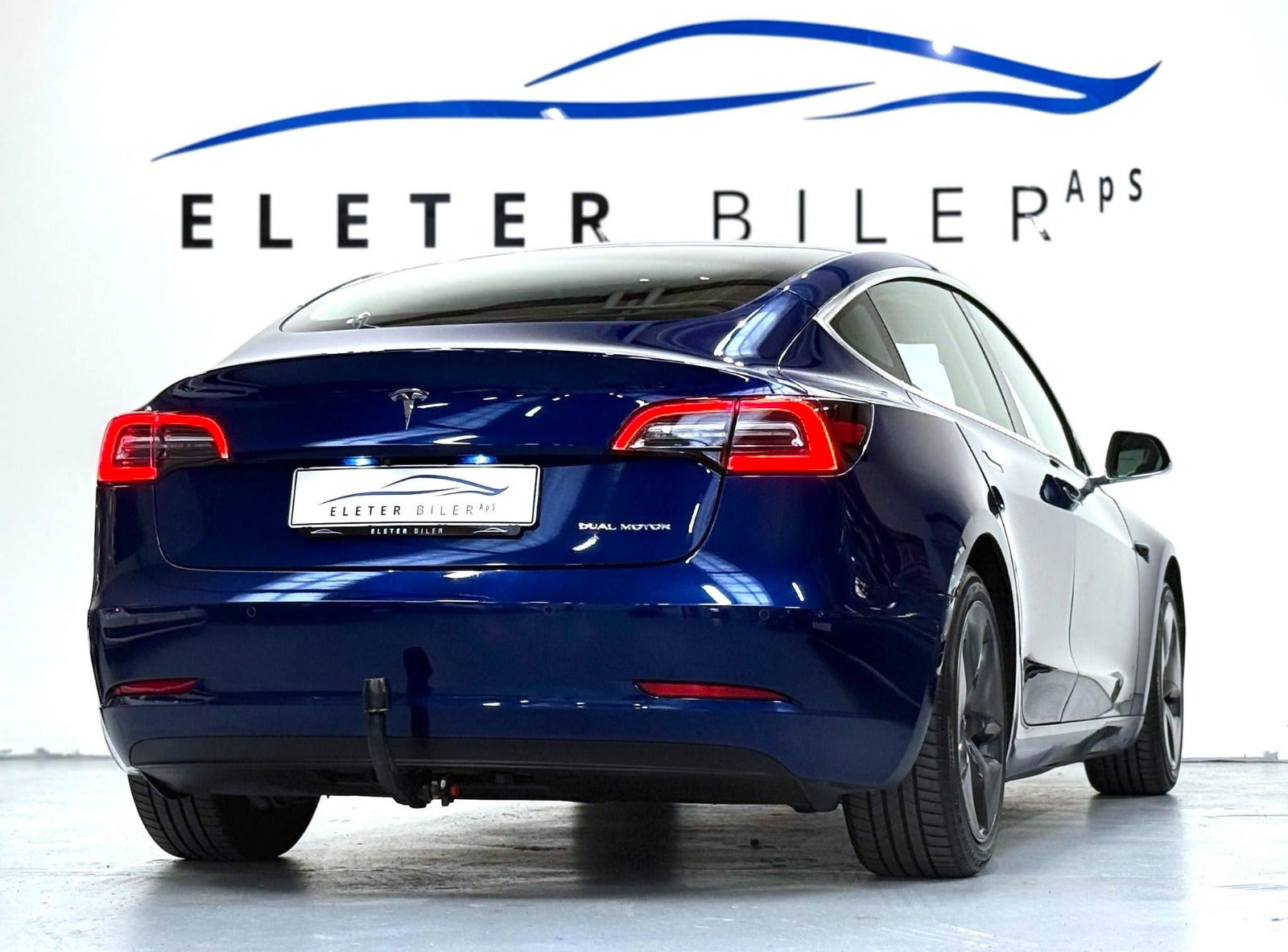Blå Tesla Model 3 fra 2020