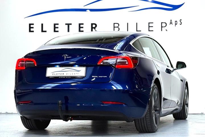 Blå Tesla Model 3 fra 2020