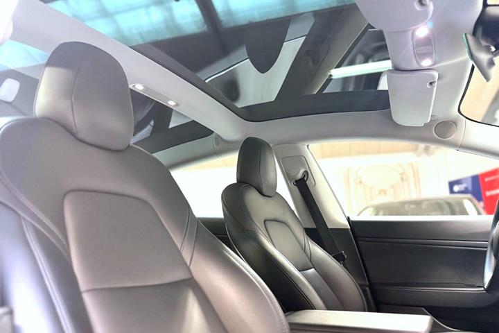 Blå Tesla Model 3 fra 2020