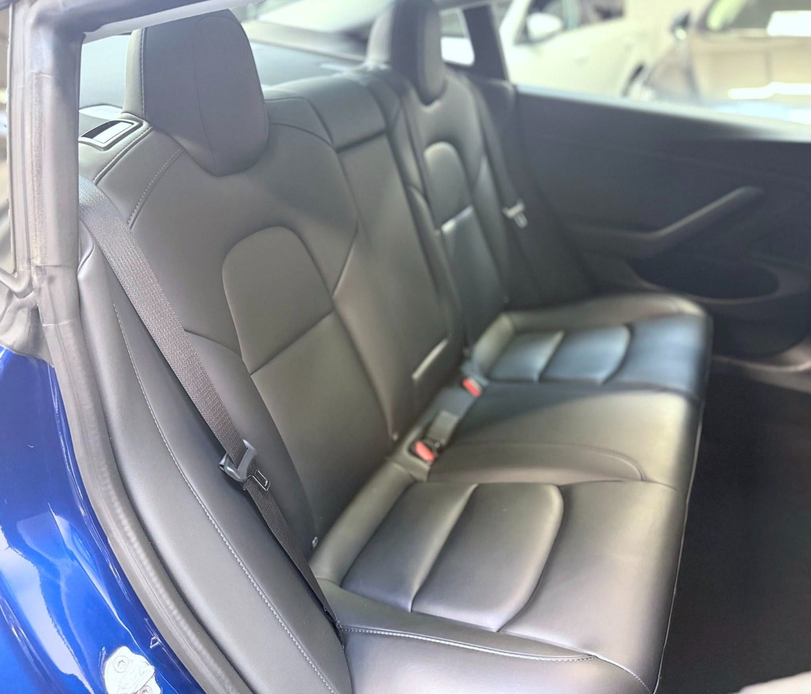 Blå Tesla Model 3 fra 2020