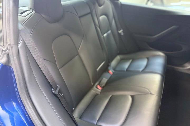 Blå Tesla Model 3 fra 2020