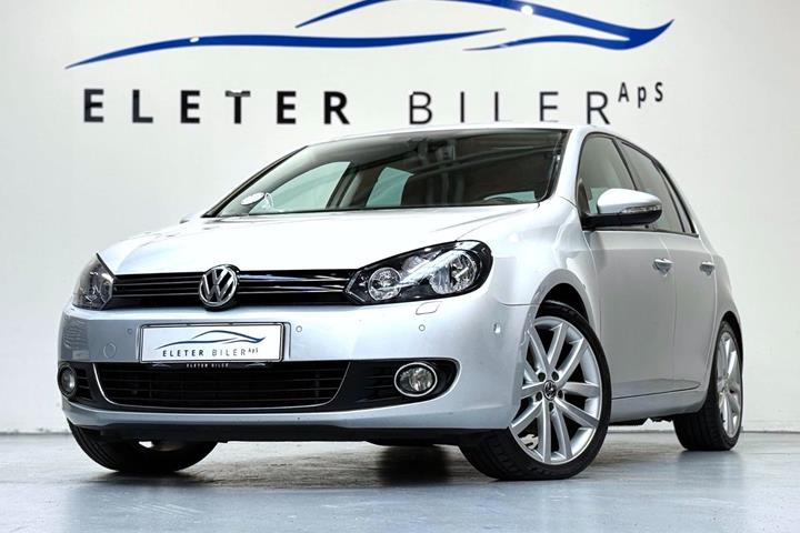 Sølv VW Golf VI fra 2011 set udefra