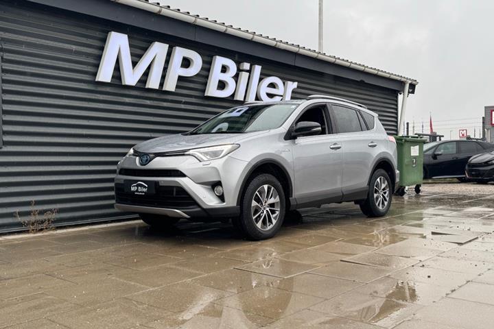 Sølv Toyota RAV4 fra 2017