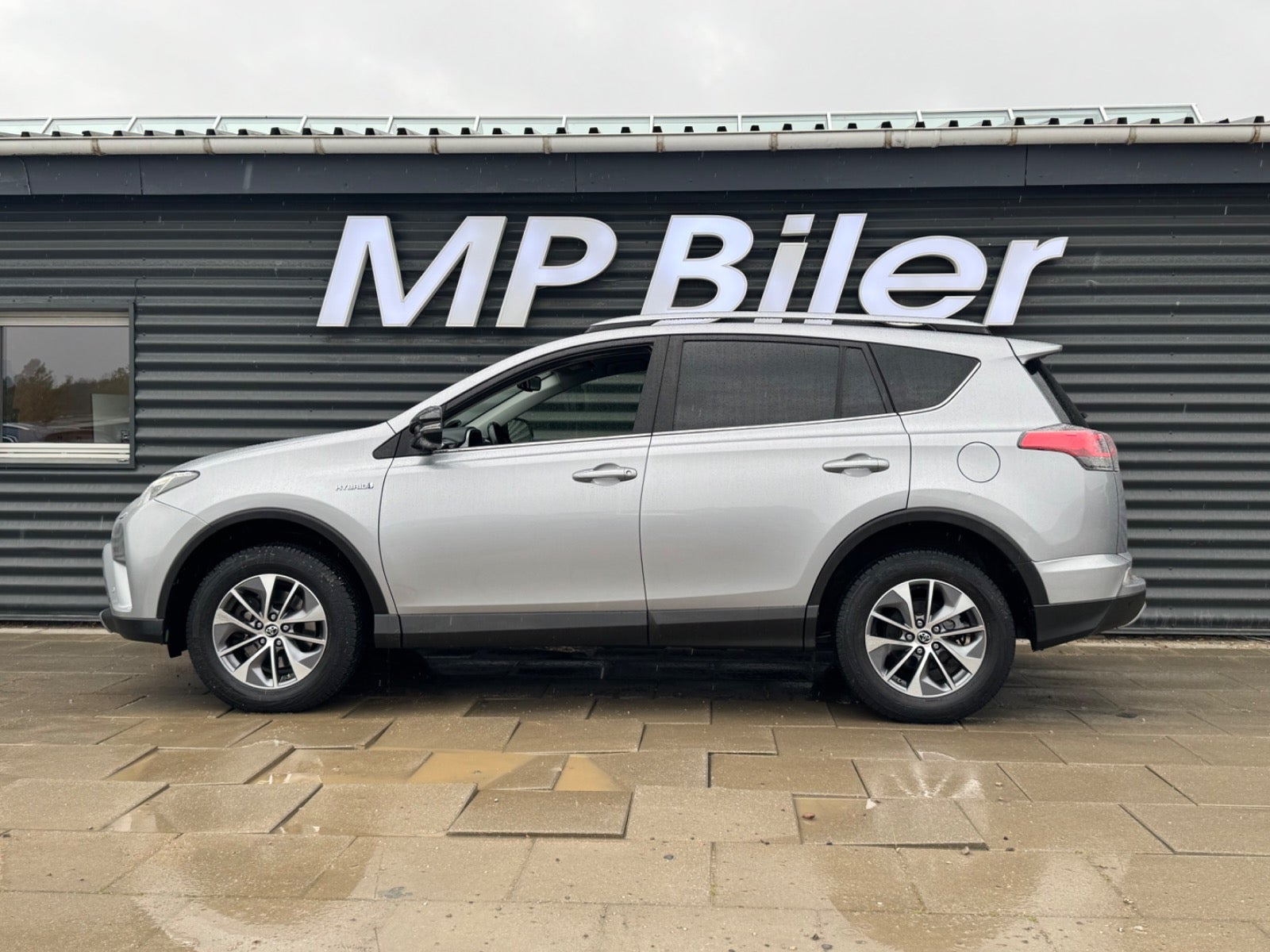 Sølv Toyota RAV4 fra 2017