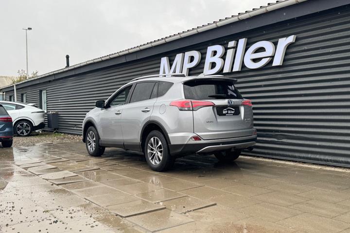 Sølv Toyota RAV4 fra 2017
