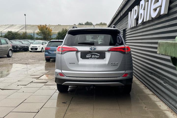 Sølv Toyota RAV4 fra 2017