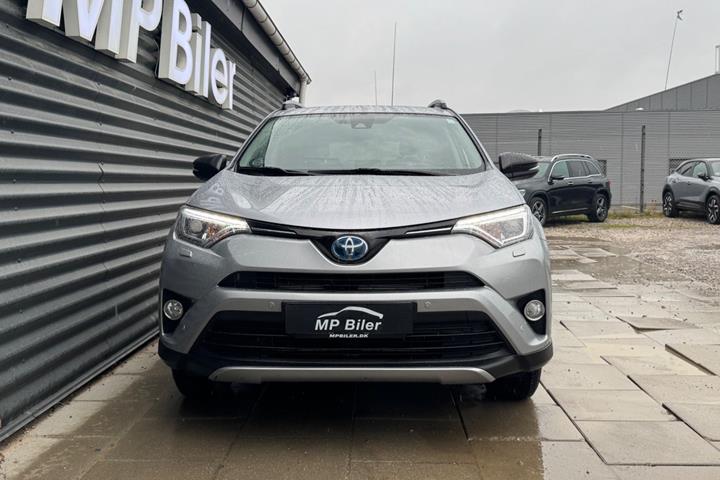Sølv Toyota RAV4 fra 2017