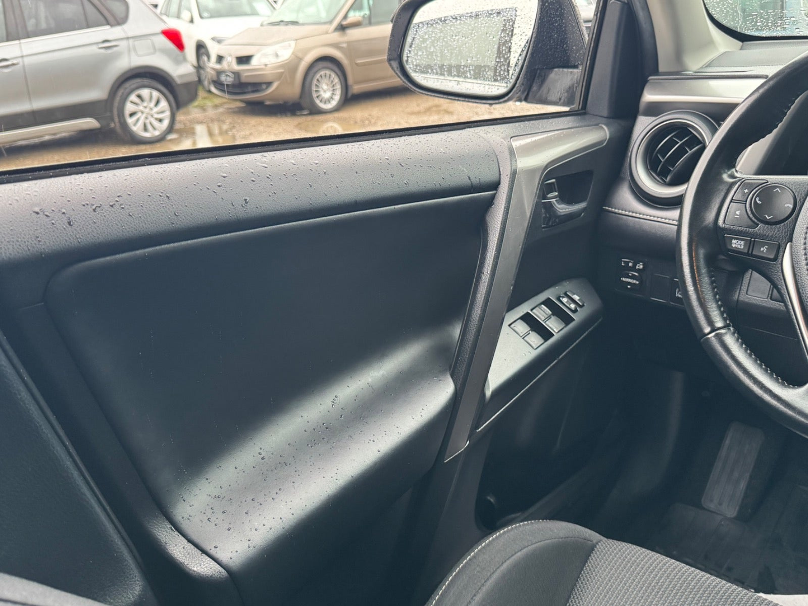 Sølv Toyota RAV4 fra 2017