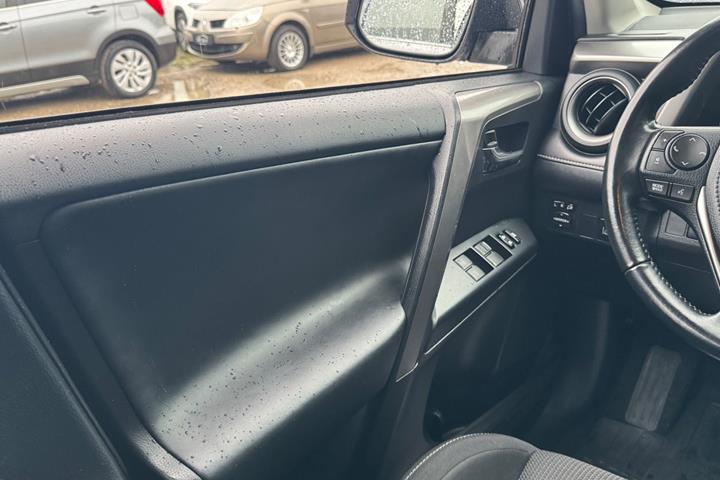 Sølv Toyota RAV4 fra 2017