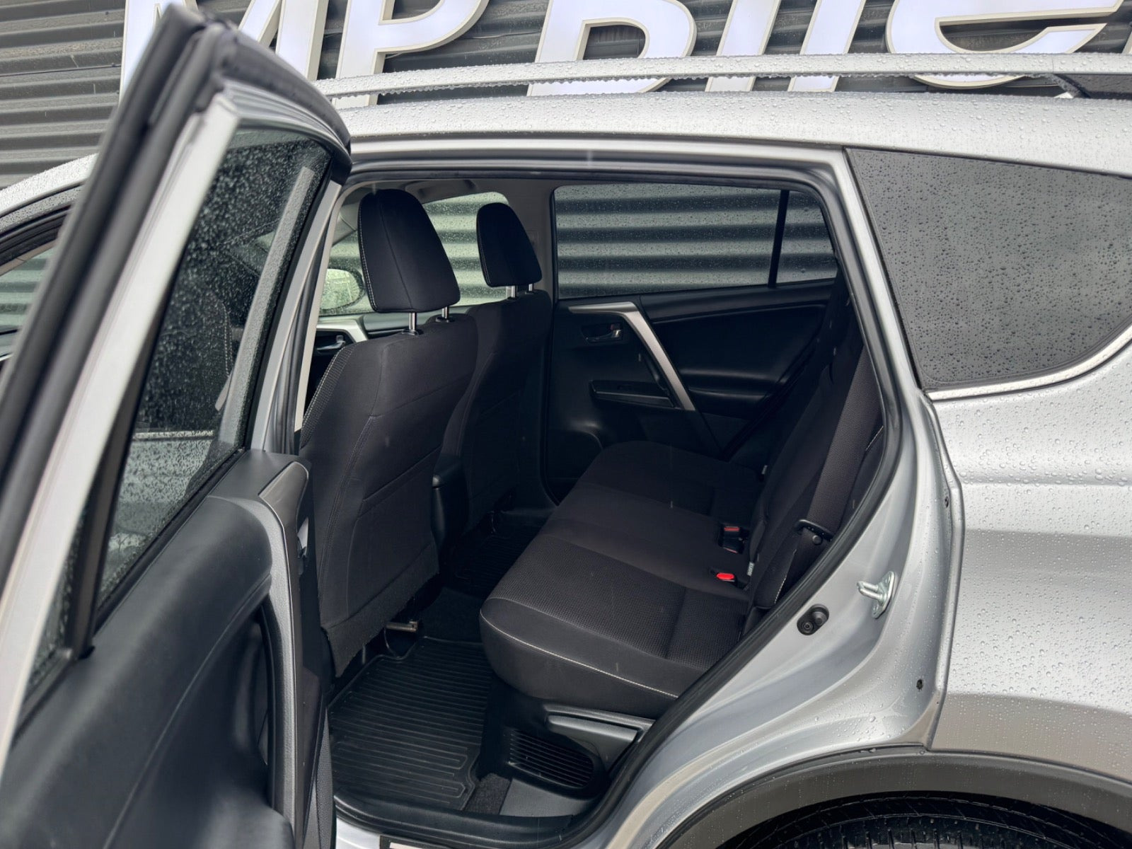Sølv Toyota RAV4 fra 2017