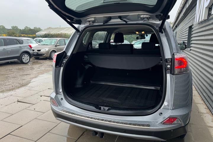 Sølv Toyota RAV4 fra 2017