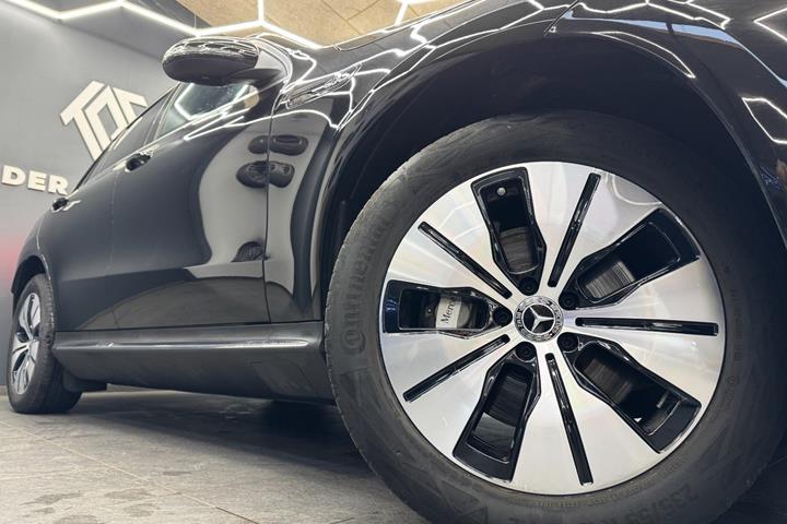 Sort Mercedes EQC400 fra 2023