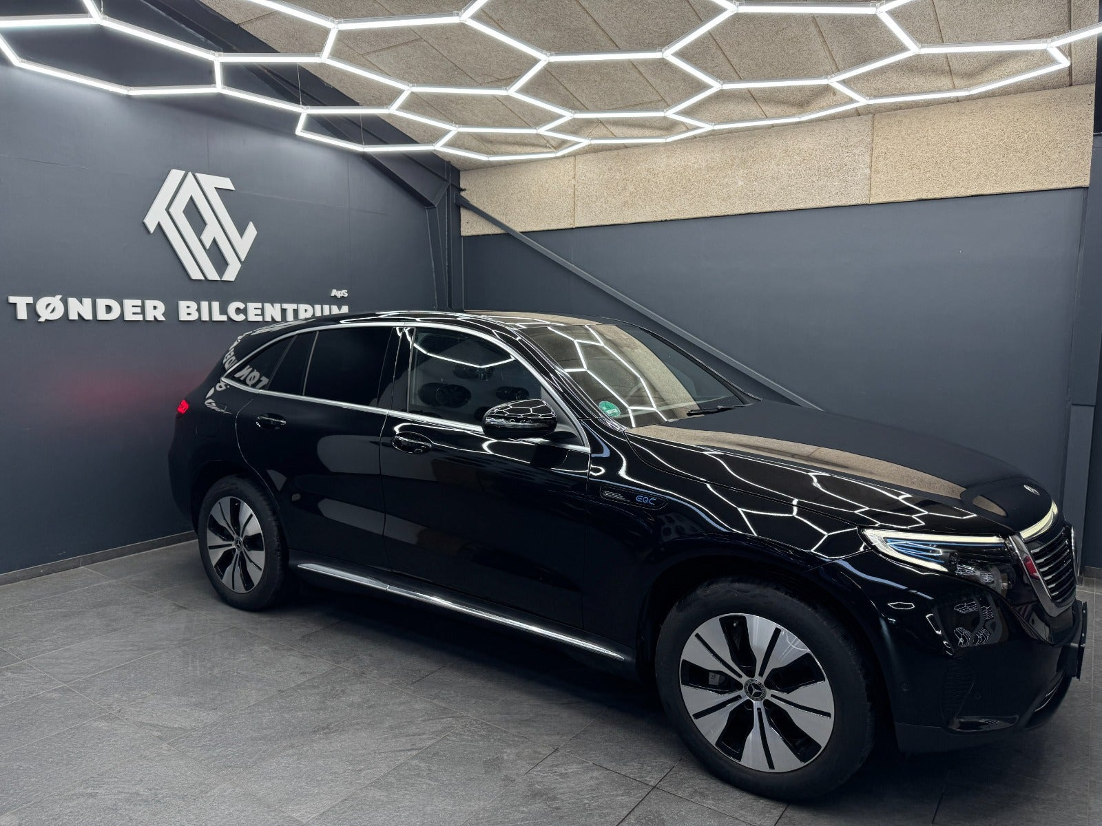 Sort Mercedes EQC400 fra 2023