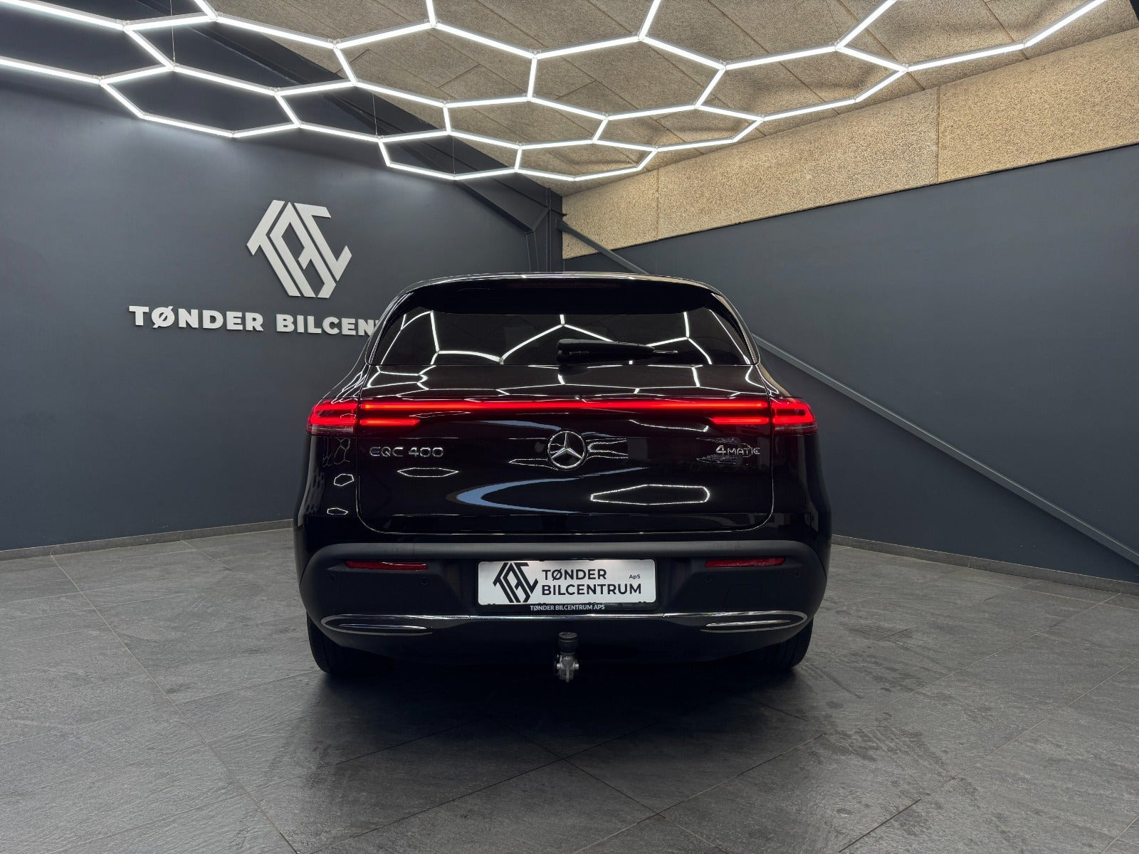 Sort Mercedes EQC400 fra 2023