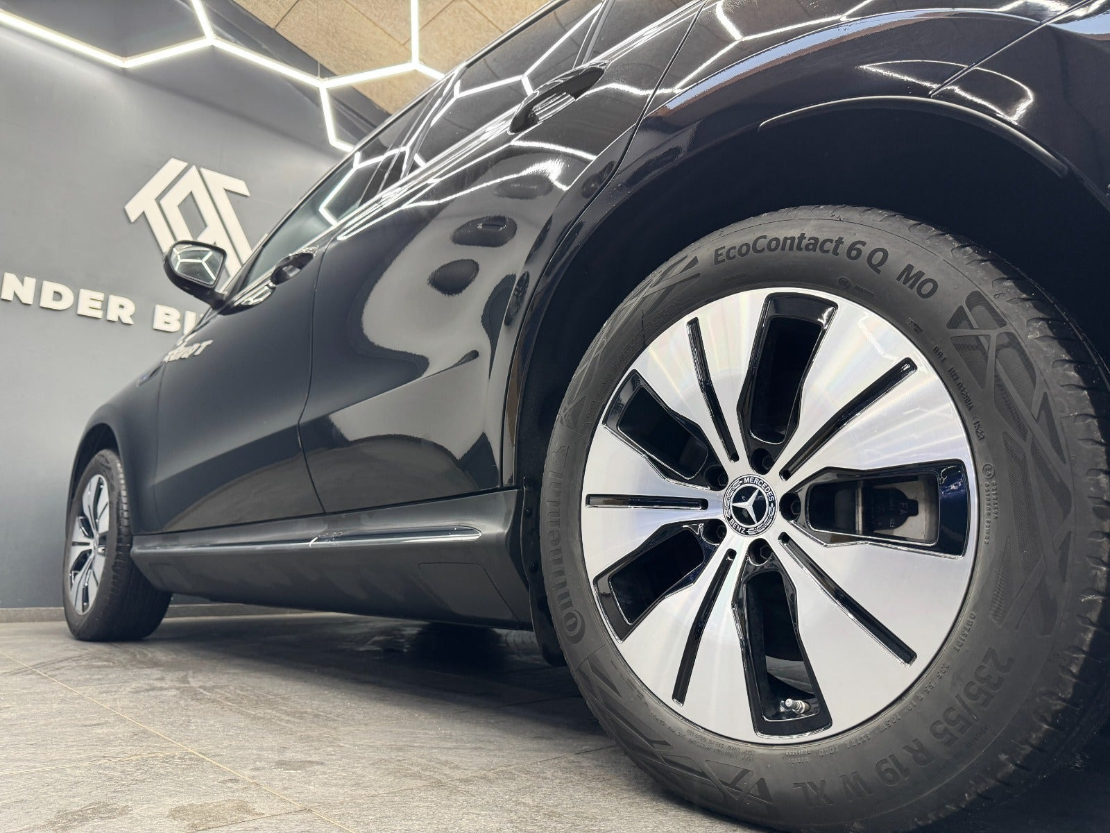 Sort Mercedes EQC400 fra 2023