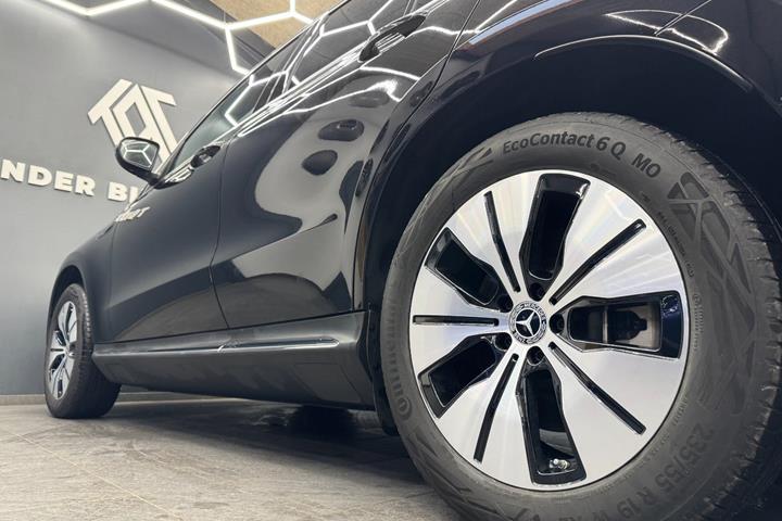 Sort Mercedes EQC400 fra 2023