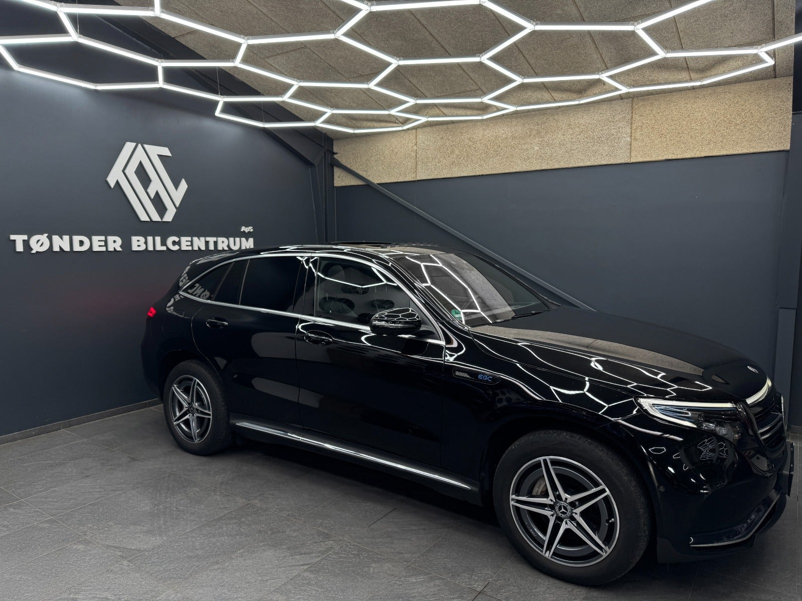 Sort Mercedes EQC400 fra 2023