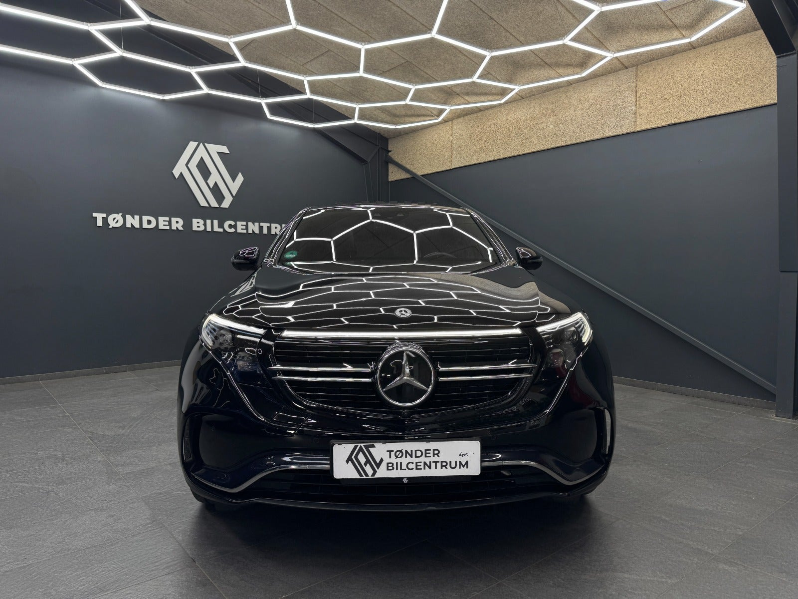 Sort Mercedes EQC400 fra 2023