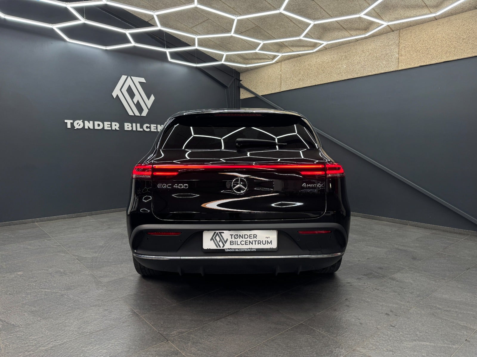 Sort Mercedes EQC400 fra 2023