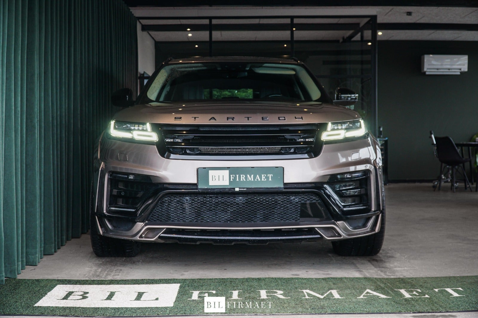 Orange Land Rover Range Rover Velar fra 2017