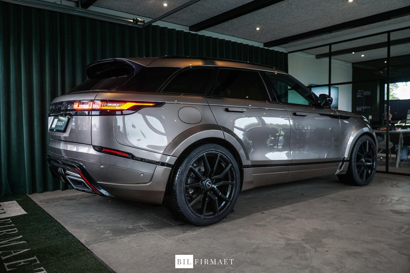 Orange Land Rover Range Rover Velar fra 2017