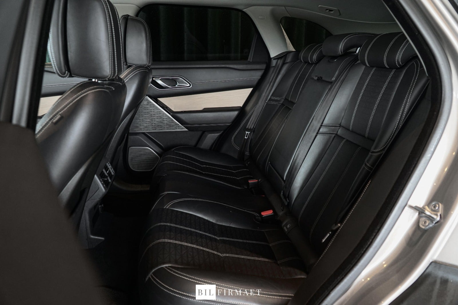 Orange Land Rover Range Rover Velar fra 2017