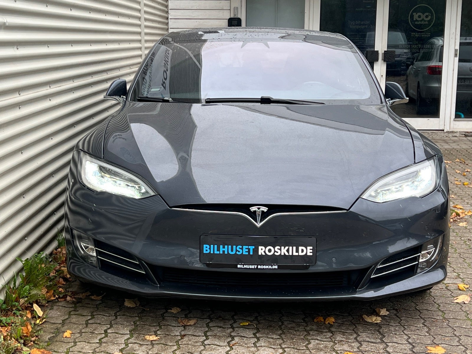 Grå Tesla Model S fra 2018