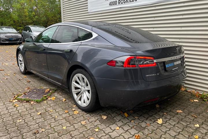 Grå Tesla Model S fra 2018