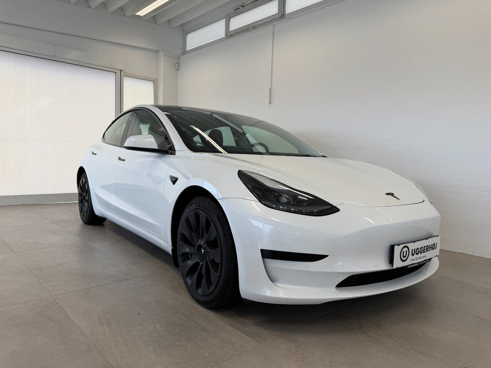 Hvid Tesla Model 3 fra 2021