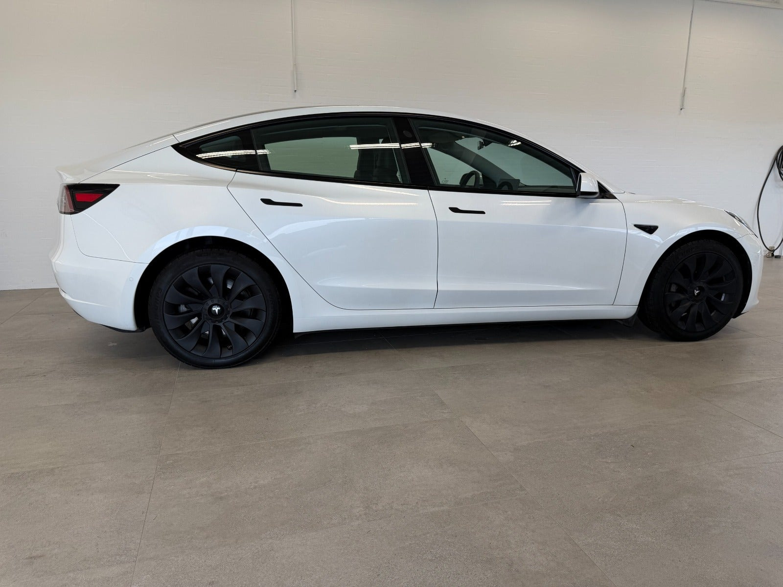 Hvid Tesla Model 3 fra 2021