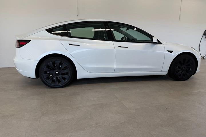 Hvid Tesla Model 3 fra 2021