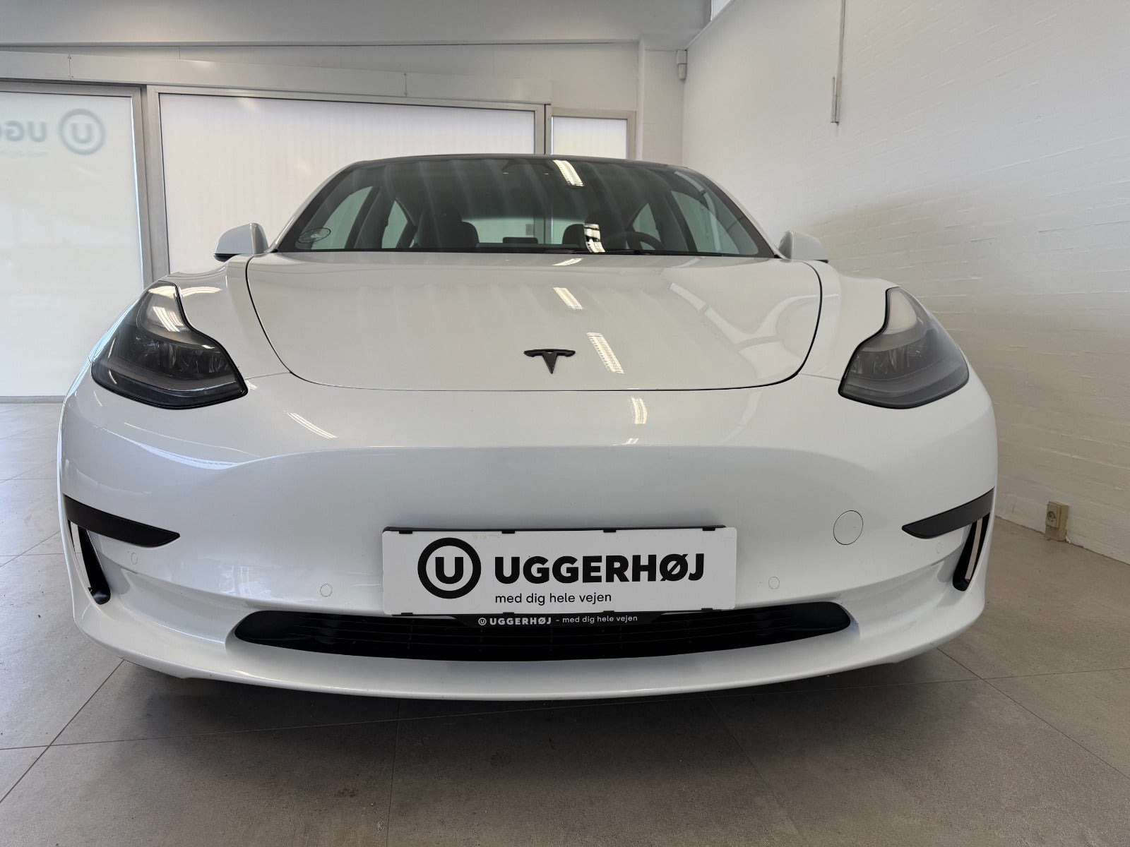 Hvid Tesla Model 3 fra 2021