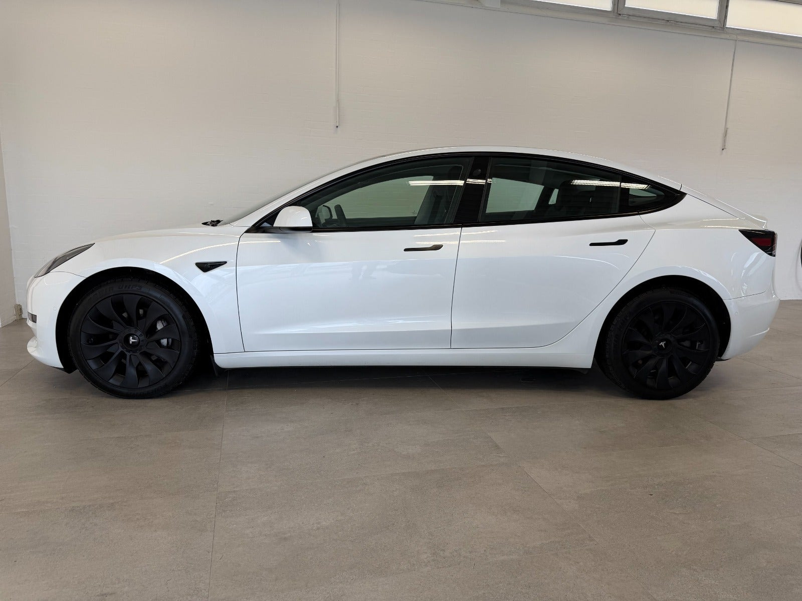 Hvid Tesla Model 3 fra 2021