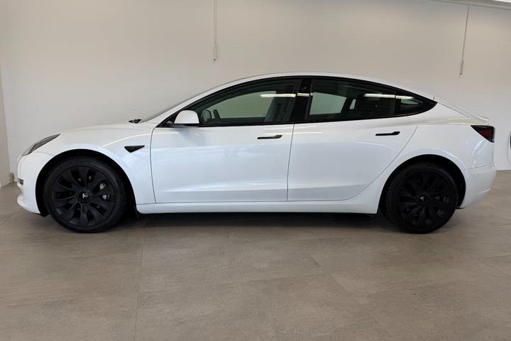 Hvid Tesla Model 3 fra 2021