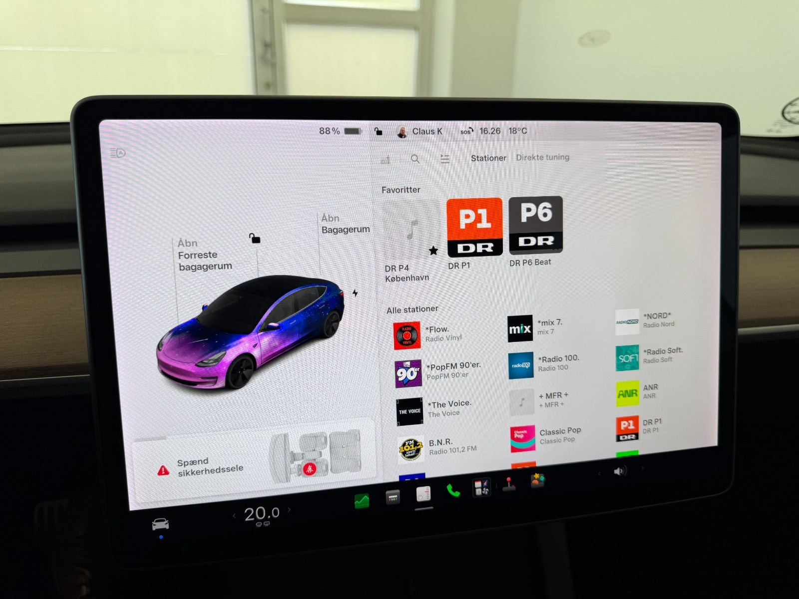 Hvid Tesla Model 3 fra 2021