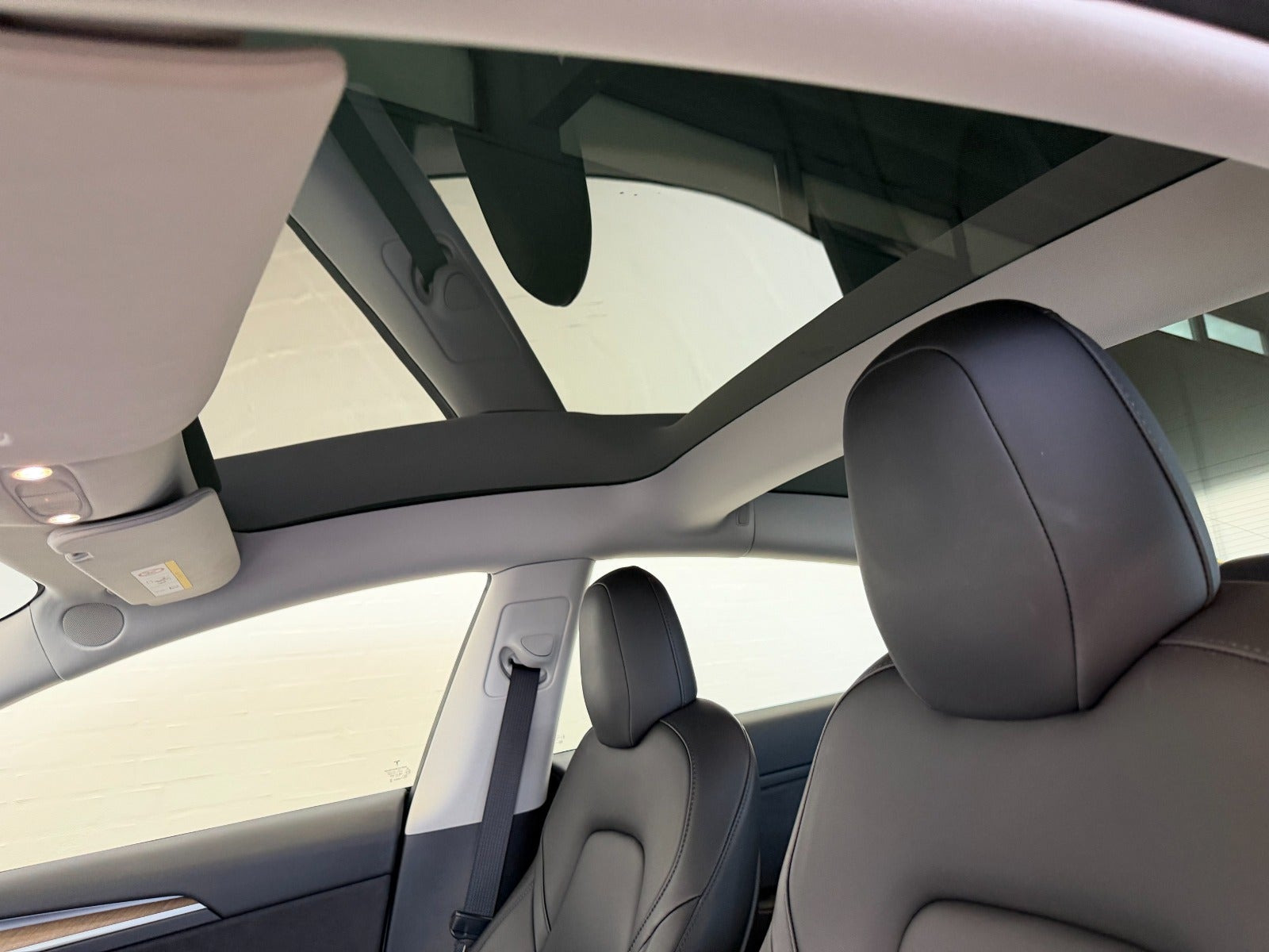 Hvid Tesla Model 3 fra 2021