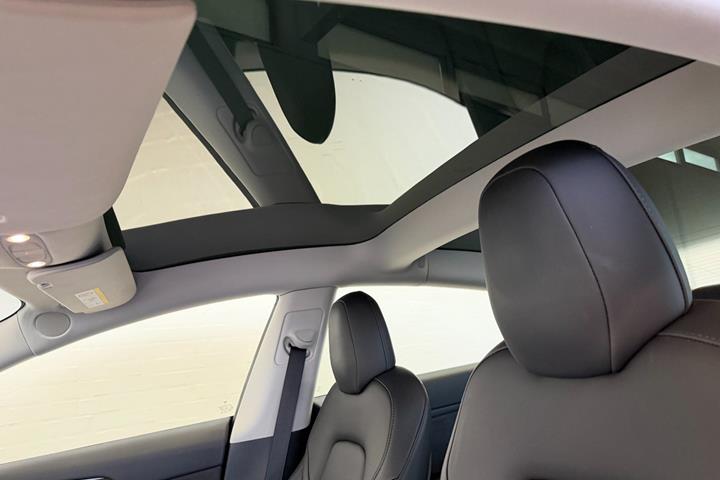 Hvid Tesla Model 3 fra 2021