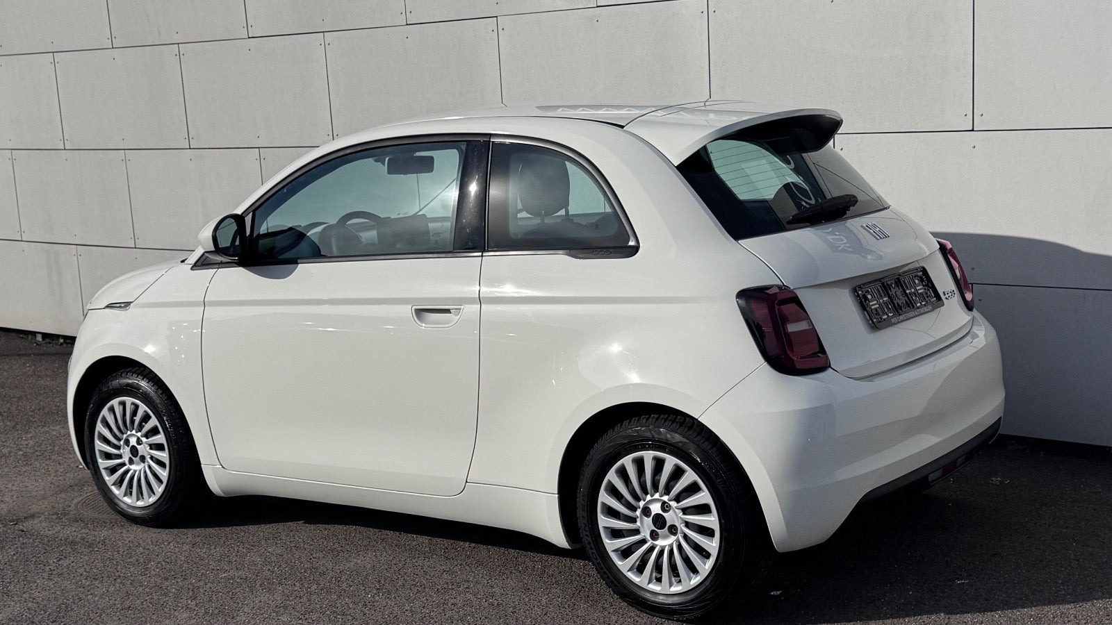 Hvid Fiat 500e fra 2023