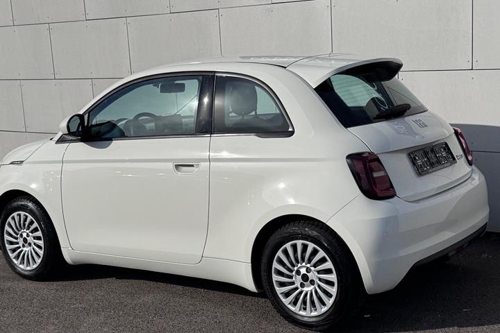 Hvid Fiat 500e fra 2023