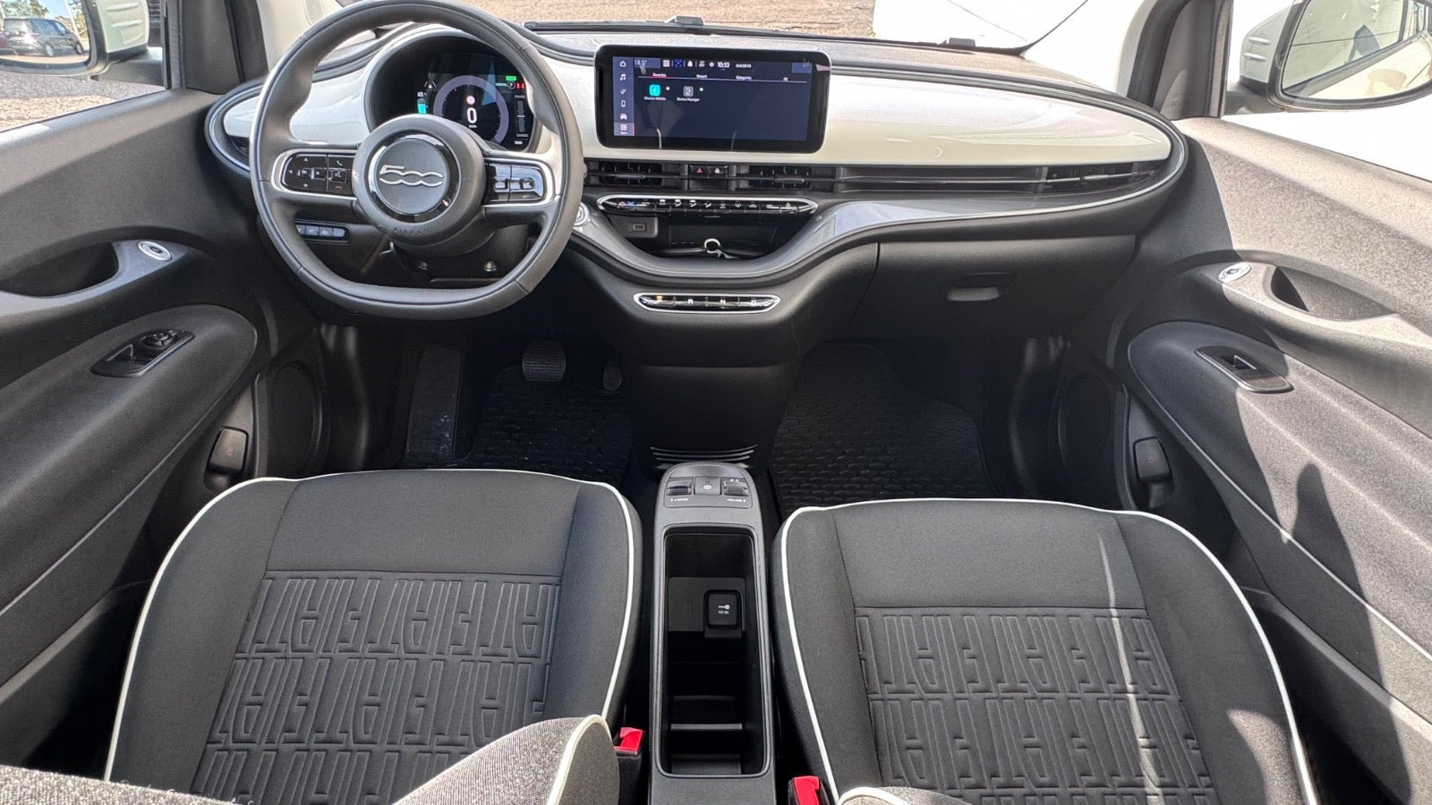Hvid Fiat 500e fra 2023