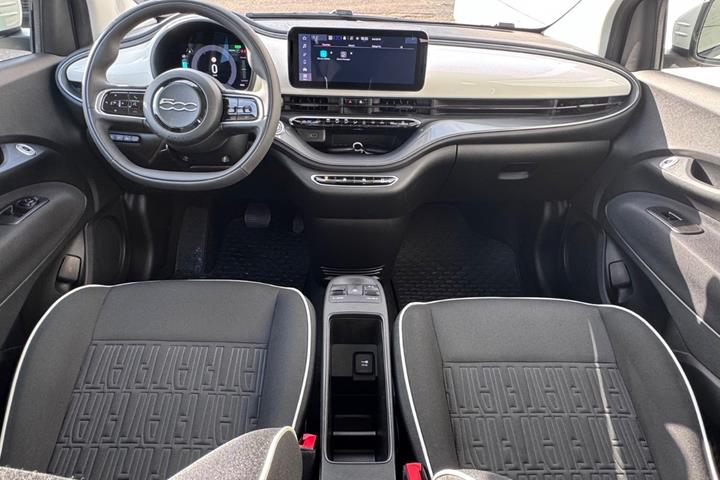 Hvid Fiat 500e fra 2023