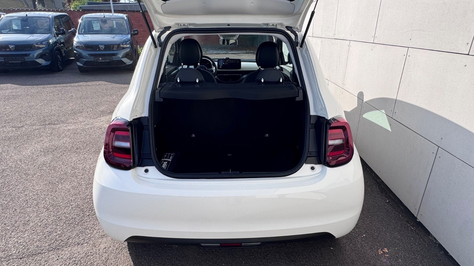 Hvid Fiat 500e fra 2023