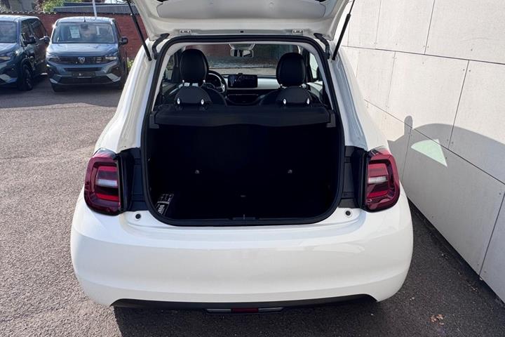 Hvid Fiat 500e fra 2023